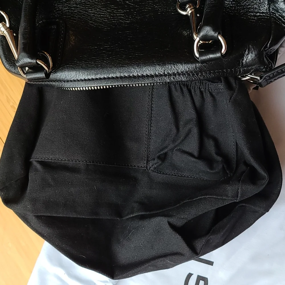 TRADED * Givenchy Crackled Patent 4G Small Pandora Black - Picture 11 of 13